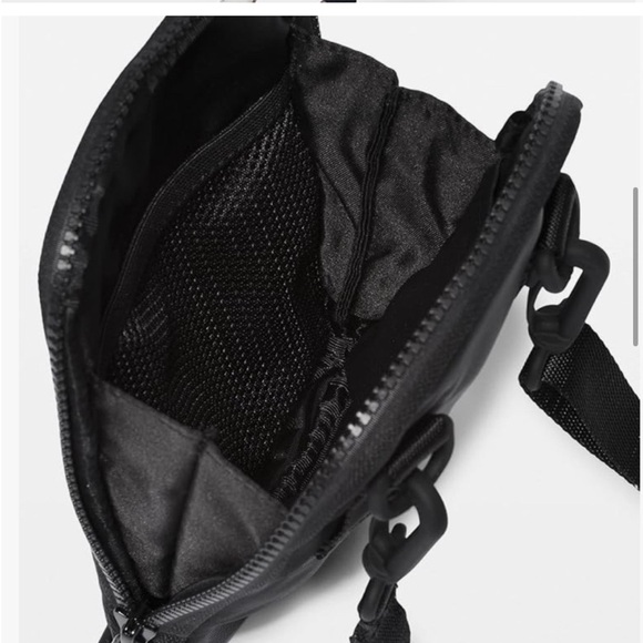 Lulu lemon cross body black bag - Picture 8 of 10